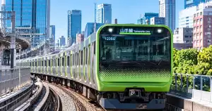 東京の街を走る緑色の山手線車両を主役にしたアイキャッチ