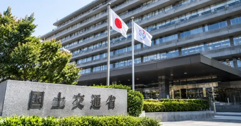 国土交通省による道路舗装基準改定をイメージした庁舎外観